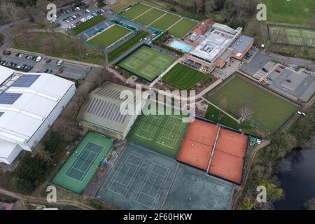 Birmingham, West Midlands, Großbritannien. März 2021. Der Edgbaston Priory Club in Birmingham wurde für Outdoor-Aktivitäten wie Tennis und Schwimmen im Außenpool wiedereröffnet, da verschiedene Coronavirus-Lockdown-Einschränkungen am „Happy Monday“ aufgehoben wurden. Die 6. Regel wurde ebenfalls eingeführt, was bedeutet, dass sich mehr Menschen draußen versammeln können. PIC by Credit: Stop Press Media/Alamy Live News Stockfoto