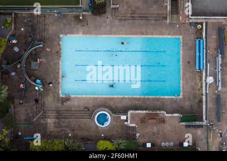 Birmingham, West Midlands, Großbritannien. März 2021. Der Edgbaston Priory Club in Birmingham wurde für Outdoor-Aktivitäten wie Tennis und Schwimmen im Außenpool wiedereröffnet, da verschiedene Coronavirus-Lockdown-Einschränkungen am „Happy Monday“ aufgehoben wurden. Die 6. Regel wurde ebenfalls eingeführt, was bedeutet, dass sich mehr Menschen draußen versammeln können. PIC by Credit: Stop Press Media/Alamy Live News Stockfoto