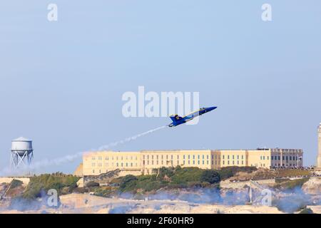 McDonnell Douglas F/A-18 Hornet des US Navy Flight Demonstration Squadron, The Blue Angels, treten über dem Gefängnis von San Francisco Alcatraz auf, Stockfoto
