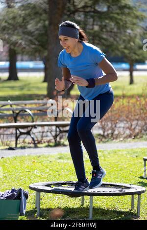 Eine attraktive Frau in einer urbanen Klasse in Queens, New York City. Stockfoto