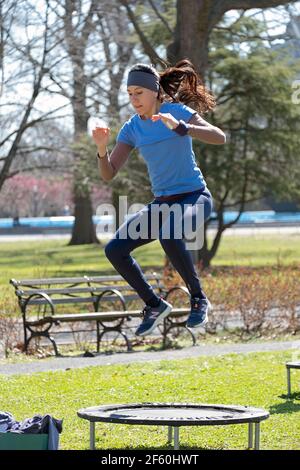 Eine attraktive, fittige Frau in der Midair-Klasse in Queens, New York City. Stockfoto