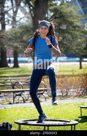 Eine attraktive Frau in einer urbanen Klasse in Queens, New York City. Stockfoto