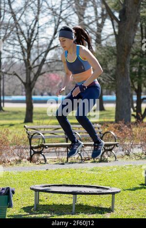 Eine attraktive Frau in einer urbanen Klasse in Queens, New York City. Stockfoto