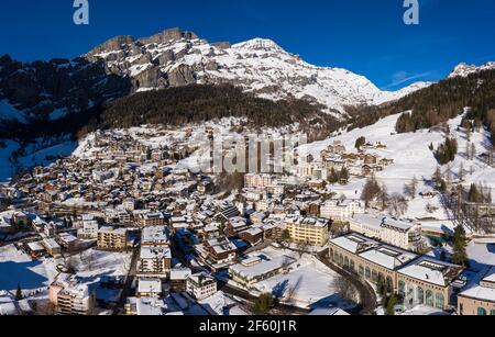 Luftaufnahme des Leukerbades, oder Loeche les bains in Französisch, Dorf in den alpen im Kanton Wallis in der Schweiz an einem sonnigen Wintertag. Stockfoto