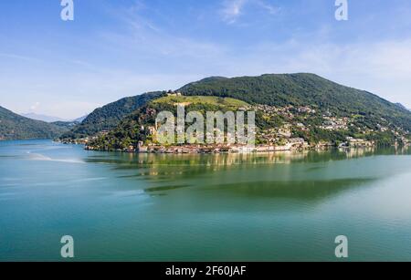 Atemberaubendes Panorama auf den Luganersee und das Dorf Morcote An einem sonnigen Sommertag im Kanton Tessin in der Schweiz Stockfoto