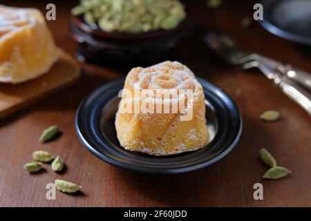 Frisch gebackene hausgemachte Kardamom aromatisierte rosa gebundener Biskuitkuchen Mit Kardamom-Pads Stockfoto