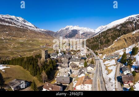 Luftaufnahme des Hospentaldorfes mit seinem mittelalterlichen Turm Auf der Straße zwischen Furkapass und Andermatt in Kanton Uri in der Zentralschweiz Stockfoto