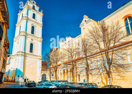 Vilnius, Litauen - 17. Juni 2015: Glockenturm von St. John's Church auf der Straße Sv. Jono im historischen Teil der Altstadt von Events. Litauen. Stockfoto