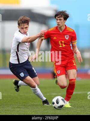 Der englische Callum Doyle (links) und der walisische Chris Popov kämpfen während des U-18 International Freundschaftsspiel im Leckwith Stadium in Cardiff um den Ball. Bilddatum: Montag, 29. März 2021. Stockfoto