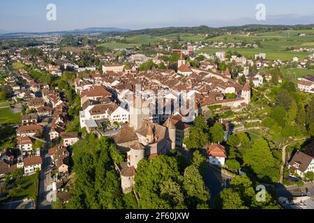 Luftaufnahme der mittelalterlichen Morat (Murten) Altstadt im Kanton Freiburg in der Schweiz auf einem sonnigen Sommertag Stockfoto