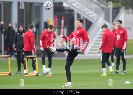 Hensol, Wales, Großbritannien. März 2021, 29th. James Lawrence beim Training der walisischen Fußballnationalmannschaft im Vale Resort vor dem WM-Qualifikationsspiel gegen Tschechien. Kredit: Mark Hawkins/Alamy Live Nachrichten Stockfoto