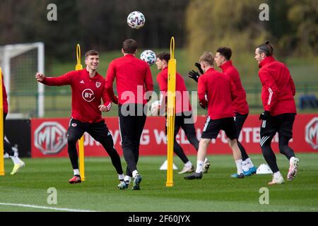 Hensol, Wales, Großbritannien. März 2021, 29th. Chris Mepham (ganz links) beim Training der walisischen Fußballnationalmannschaft im Vale Resort vor dem WM-Qualifikationsspiel gegen Tschechien. Kredit: Mark Hawkins/Alamy Live Nachrichten Stockfoto