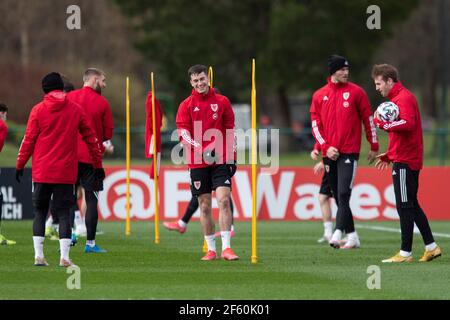 Hensol, Wales, Großbritannien. März 2021, 29th. Tom Lawrence lächelt während des Trainings der walisischen Fußballnationalmannschaft im Vale Resort vor dem WM-Qualifikationsspiel gegen Tschechien. Kredit: Mark Hawkins/Alamy Live Nachrichten Stockfoto