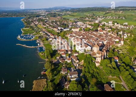 Dramatische Luftaufnahme der mittelalterlichen Morat (Murten) Altstadt im Kanton Freiburg in der Schweiz auf einem sonnigen Sommertag am See Morat Stockfoto