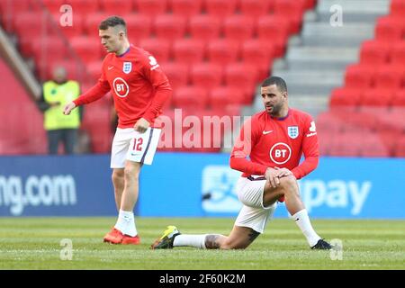 TIRANA, ALBANIEN - 28. MÄRZ: Kieran Tripper [links] und Kyle Walker [rechts] aus England erwachen vor dem Qatar-Qualifikationsspiel der FIFA Fußball-Weltmeisterschaft 2022 zwischen Albanien und England am 28. März 2021 im Qemal Stafa Stadium in Tirana, Albanien. Sportstadien in ganz Europa unterliegen aufgrund der Coronavirus-Pandemie weiterhin strengen Beschränkungen, da staatliche Gesetze zur sozialen Distanzierung Fans innerhalb von Veranstaltungsorten verbieten, was dazu führt, dass Spiele hinter verschlossenen Türen gespielt werden (Foto by MB Media) Stockfoto