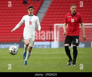 TIRANA, ALBANIEN - 28. MÄRZ 18 Adrian Ismajli aus Albanien 11 Freimaurer-Berg von England während der FIFA Fußball-Weltmeisterschaft 2022 Katar Qualifikationsspiel zwischen Albanien und England im Qemal Stafa Stadium am 28. März 2021 in Tirana, Albanien. Sportstadien in ganz Europa unterliegen aufgrund der Coronavirus-Pandemie weiterhin strengen Beschränkungen, da staatliche Gesetze zur sozialen Distanzierung Fans innerhalb von Veranstaltungsorten verbieten, was dazu führt, dass Spiele hinter verschlossenen Türen gespielt werden (Foto by MB Media) Stockfoto