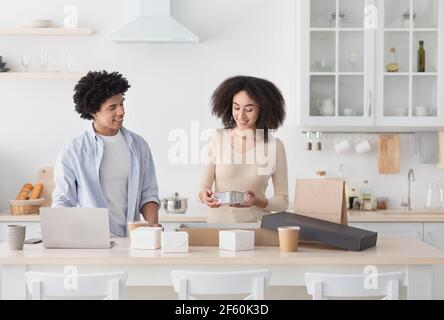 Fast Food, gesunde Mahlzeit, exotische Essen zum Mitnehmen während covid-19 Lockdown Stockfoto