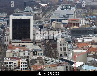 Berlin, Deutschland. März 2021, 23rd. Blick vom Fernsehturm am Alexanderplatz in die Innenstadt mit der Spree vor der Museumsinsel, dem Bahnhof Friedrichstraße, dem Handelszentrum (l), Reichstag und Kongresshalle "Schwangere Auster" sowie Wohn- und Geschäftshäusern im Bezirk Mitte. Quelle: Soeren Stache/dpa-Zentralbild/ZB/dpa/Alamy Live News Stockfoto