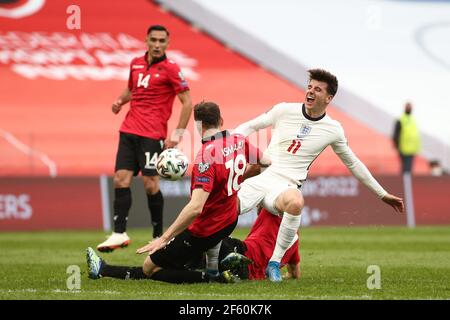 TIRANA, ALBANIEN - 28. MÄRZ: Der englische Mason Mlunt wird vom albanischen Adrian Ismajli während des Qualifikationsspiel der FIFA Fußball-Weltmeisterschaft 2022 in Katar zwischen Albanien und England im Qemal Stafa Stadium am 28. März 2021 in Tirana, Albanien, fouliert. Sportstadien in ganz Europa unterliegen aufgrund der Coronavirus-Pandemie weiterhin strengen Beschränkungen, da staatliche Gesetze zur sozialen Distanzierung Fans innerhalb von Veranstaltungsorten verbieten, was dazu führt, dass Spiele hinter verschlossenen Türen gespielt werden (Foto by MB Media) Stockfoto