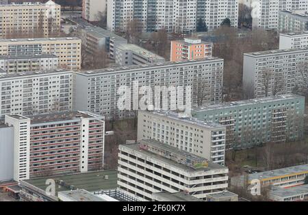 Berlin, Deutschland. März 2021, 23rd. Blick vom Fernsehturm am Alexanderplatz auf die Innenstadt mit mehrstöckigen Gebäuden in Mitte. Quelle: Soeren Stache/dpa-Zentralbild/ZB/dpa/Alamy Live News Stockfoto