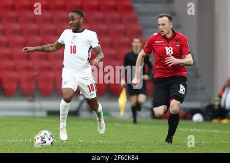 TIRANA, ALBANIEN - MÄRZ 28: Raheem Sterling von England wird vom Albaner Adrian Ismajli während des Qualifikationsspiel der FIFA Fußball-Weltmeisterschaft 2022 in Katar zwischen Albanien und England am 28. März 2021 im Qemal Stafa Stadium in Tirana, Albanien, verfolgt. Sportstadien in ganz Europa unterliegen aufgrund der Coronavirus-Pandemie weiterhin strengen Beschränkungen, da staatliche Gesetze zur sozialen Distanzierung Fans innerhalb von Veranstaltungsorten verbieten, was dazu führt, dass Spiele hinter verschlossenen Türen gespielt werden (Foto by MB Media) Stockfoto