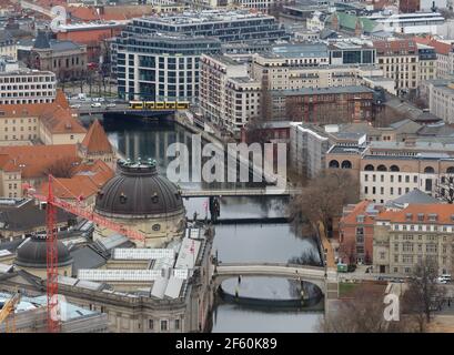 Berlin, Deutschland. März 2021, 23rd. Blick vom Fernsehturm am Alexanderplatz in die Innenstadt mit der Spree in Richtung Friedrichstraße der Museumsinsel mit dem Bode-Museum (l). Quelle: Soeren Stache/dpa-Zentralbild/ZB/dpa/Alamy Live News Stockfoto