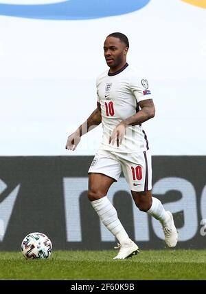 TIRANA, ALBANIEN - MÄRZ 28: Raheem Sterling von England während der FIFA WM 2022 Katar Qualifikationsspiel zwischen Albanien und England im Qemal Stafa Stadium am 28. März 2021 in Tirana, Albanien. Sportstadien in ganz Europa unterliegen aufgrund der Coronavirus-Pandemie weiterhin strengen Beschränkungen, da staatliche Gesetze zur sozialen Distanzierung Fans innerhalb von Veranstaltungsorten verbieten, was dazu führt, dass Spiele hinter verschlossenen Türen gespielt werden (Foto by MB Media) Stockfoto