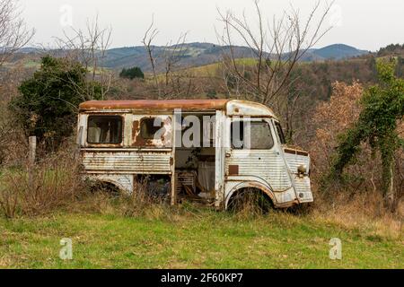 Verlassenes altes Wrack citroen umgeben von Natur in einer ländlichen Landschaft im Herbst. Frankreich Stockfoto