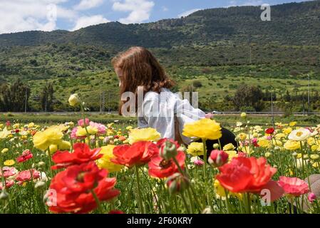 (210329) -- KIRYAT SHMONA, 29. März 2021 (Xinhua) -- EIN junges Mädchen hat Spaß in einem Butterblumen-Feld in der Nähe der nordisraelischen Stadt Kiryat Shmona am 28. März 2021. (Ayal Margolin/JINI über Xinhua) Stockfoto