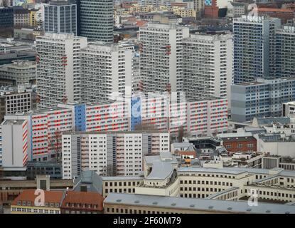 Berlin, Deutschland. März 2021, 23rd. Blick vom Fernsehturm am Alexanderplatz in die Innenstadt mit mehrstöckigen Häusern an der Leipziger Straße in Mitte. Quelle: Soeren Stache/dpa-Zentralbild/ZB/dpa/Alamy Live News Stockfoto