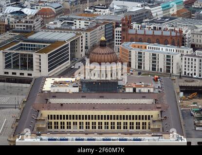 Berlin, Deutschland. März 2021, 23rd. Blick vom Fernsehturm am Alexanderplatz in die Innenstadt mit dem Berliner Schloss oder Humboldt Forum (M), dem Auswärtigen Amt (L) und der Schinkel-Kirche an der Französischen Straße. Quelle: Soeren Stache/dpa-Zentralbild/ZB/dpa/Alamy Live News Stockfoto