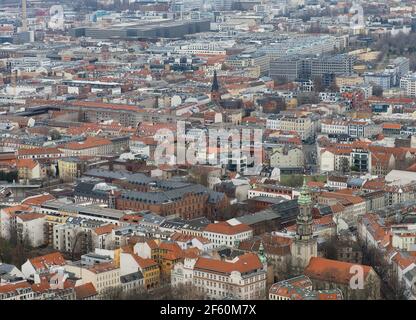 Berlin, Deutschland. März 2021, 23rd. Blick vom Fernsehturm am Alexanderplatz in die Innenstadt mit Wohn- und Geschäftsgebäuden in den Bezirken Mitte und Prenzlauer Berg. Quelle: Soeren Stache/dpa-Zentralbild/ZB/dpa/Alamy Live News Stockfoto