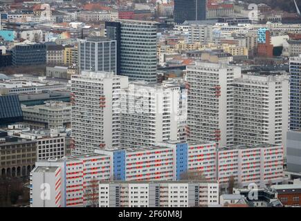 Berlin, Deutschland. März 2021, 23rd. Blick vom Fernsehturm am Alexanderplatz in die Innenstadt mit mehrstöckigen Häusern an der Leipziger Straße in Mitte. Quelle: Soeren Stache/dpa-Zentralbild/ZB/dpa/Alamy Live News Stockfoto