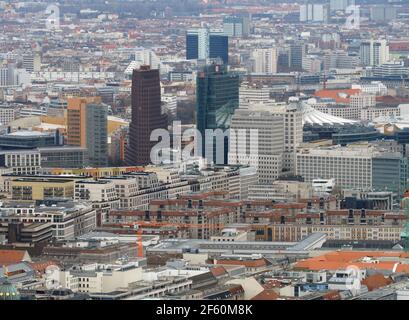 Berlin, Deutschland. März 2021, 23rd. Blick vom Fernsehturm am Alexanderplatz in die Innenstadt mit Wohn- und Geschäftsgebäuden rund um den Potsdamer Platz. Quelle: Soeren Stache/dpa-Zentralbild/ZB/dpa/Alamy Live News Stockfoto