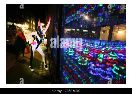 Kunstinstallation 'Disco-Nexion' von Andrey Bartenev in der Rifle Makers Gallery in Soho, London. Künstler im wwite Outfit pic David Sandison 7/1/2008 Stockfoto