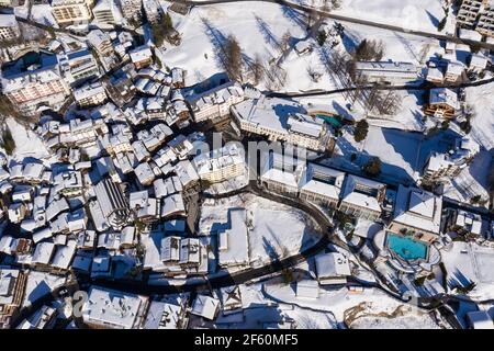 Luftaufnahme des Leukerbades, oder Loeche les bains in Französisch, Dorf in den alpen im Kanton Wallis in der Schweiz. Das Resort ist berühmt für seine Therme Stockfoto