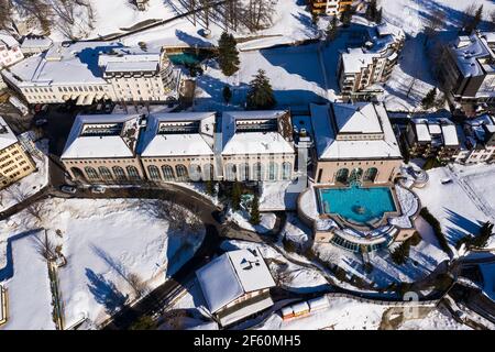 Luftaufnahme des Leukerbades, oder Loeche les bains in Französisch, Dorf in den alpen im Kanton Wallis in der Schweiz. Das Resort ist berühmt für seine Therme Stockfoto