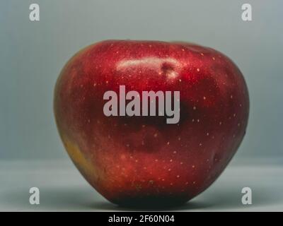 Set von frischen ganzen und schneiden Apfel und Scheiben isoliert auf weißem Hintergrund. Stockfoto