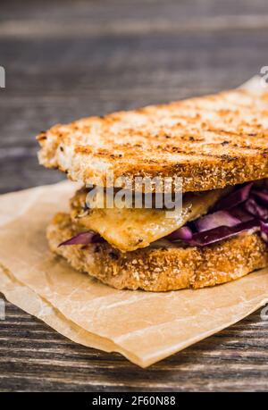 Frisch zubereitete Sandwiches mit gebratenem Huhn, purpurem Kohl und Pilzen. Selektiver Fokus. Geringe Schärfentiefe. Stockfoto