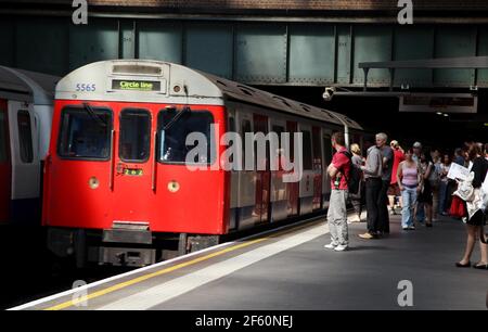 21. April 2011. London, England. U-Bahn London, U-Bahn. Shepherd's Bush U-Bahnstation. Foto; Charlie Varley/varleypix.com Stockfoto