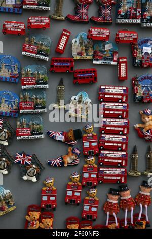 21. April 2011. London, England. Kühlschrankmagnete in einem Touristenladen in der Nähe des Buckingham Palace im Vorfeld von Catherine Middletons Hochzeit mit Prince will Stockfoto