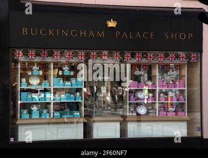 21. April 2011. London, England. Der offizielle Buckingham Palace Shop füllte sich mit königlichen Erinnerungsstücken im Vorfeld von Catherine Middletons Ehe mit P Stockfoto