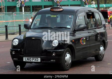 21. April 2011. London, England. Ein Londoner Taxi, schwarzes Taxi auf der Mall in der Nähe des Buckingham Palace. Eine der vielen Möglichkeiten, Touristen werden in der Lage sein, ihre zu finden Stockfoto