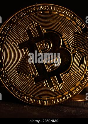 Krypto-Währungshintergrund mit verschiedenen glänzenden Silber und goldenen physischen Kryptowährungen Symbol Münzen, Bitcoin, Ethereum, Litecoin, zcash, Welligkeit. Stockfoto