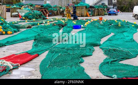 Fischernetze am Quay oder Pier Union Hall, West Cork, Irland Stockfoto