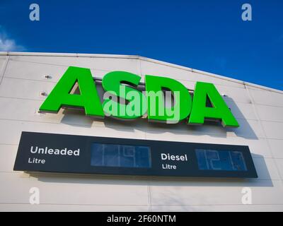 Corporate Signage und Diesel und bleifreie Kraftstoffpreise Displays bei Ein Geschäft der britischen ASDA-Supermarktkette Stockfoto