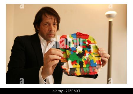 Peter Saville mit seiner LEGO Kreation in seinem Büro in London. Bild David Sandison 22/1/2008 Stockfoto