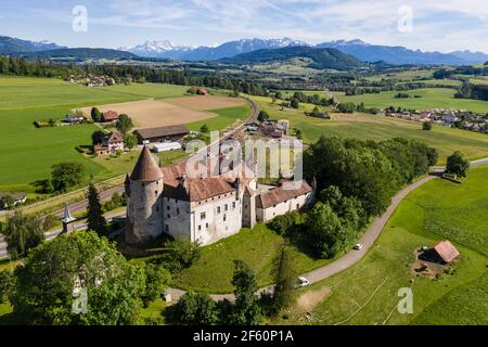 Luftaufnahme der mittelalterlichen Burg Oron aus dem 13th. Jahrhundert im Kanton Waadt mit den alpen im Hintergrund in der Schweiz Stockfoto