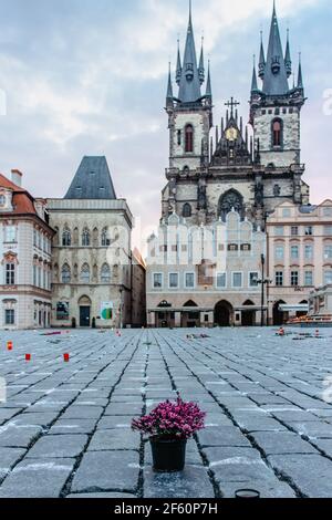 Prag, Tschechische Republik - 26. März 2021. 25 000 Kreuze auf Altstädter Ring als Erinnerung an COVID-19 Virus Opfer.Leben in Pandemie.Leere Stadt Stockfoto