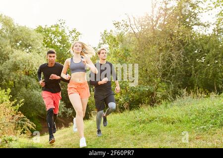 Junge Leute Langlaufen in der Natur als Ausdauer und Fitness Schulung Stockfoto